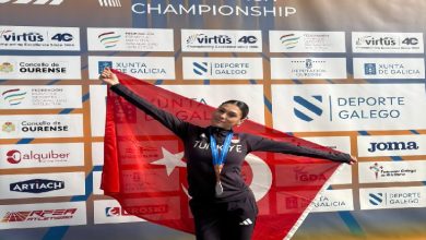 Milli Özel Sporcumuz Aysel Önder, sırtında tuttuğu Türk bayrağı ile beraber poz veriyor.