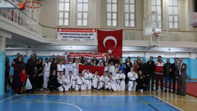 Judown Türkiye Milli Takım Seçmelerine katılan özel sporcular, antrenörler ve yetkililer spor salonu içinde hatıra fotoğrafı çektiriyor.