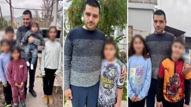 Üç kareden oluşan kolajda, bir adam farklı çocuklarla birlikte açık havada poz veriyor. Çocukların yüzleri bulanıklaştırılmış; sahne, aile bağını ve birlikte geçirilen sıcak anları yansıtıyor.