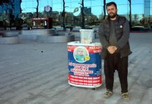 Yardım stanttı önünde baba Mehmet Yıldırım bekliyor.