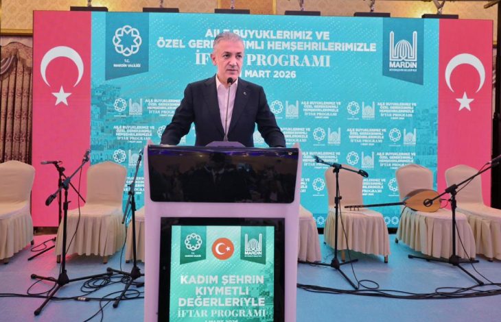 İftar Programı kürsüsünde Mardin Valisi ve Büyükşehir Belediye Başkan Vekili Tuncay Akkoyun konuşma yapıyor.