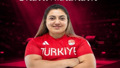 Para Halter sporcumuz Sibel Çam, Türkiye yazılı milli takım forması ile poz verirken fotoğrafın üst kısmında 2 Altın Madalya yazısı bulunuyor.