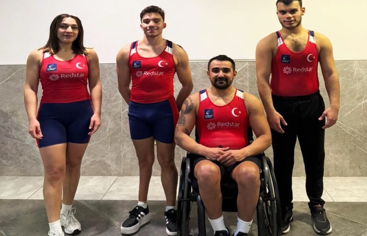 Soldan sağa doğru ,milli paralimpik sporcular Nurcan Kocaman, Yiğit Doğukan Bozkurt, Yener Aras ve Miraç Mola beraber poz veriyor.