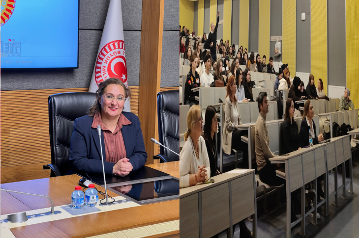 İkiye bölünmüş bir görsel: Sol tarafta resmi bir kurumda, Türk bayrağı bulunan bir salonda masa başında oturan ve konuşma yapmaya hazır görünen bir kadın yer alıyor. Sağ tarafta ise amfi düzeninde bir sınıfta çok sayıda öğrenci, bir sunumu dinlerken görülüyor. Görsel, akademik ya da farkındalık odaklı bir etkinliği yansıtıyor.