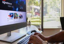 Bir masaüstü bilgisayar ekranında Öğretmen Bilişim Ağı (ÖBA) ana sayfası açıkken, bir kişinin klavye üzerinde çalıştığı görülüyor. Sahne, dijital eğitim platformlarına erişim ve kullanım anını yansıtıyor.