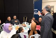 Osmaniye Belediye Başkanı İbrahim Çenet, kentteki engelli bireyler ve aileleriyle düzenlenen iftar yemeğinde selam veriyor.