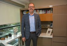 Özel Sağlık Hastanesi Genel Cerrahi Uzmanı Doç. Dr. İsmail Yaman, ofisinde ayakta poz veriyor.