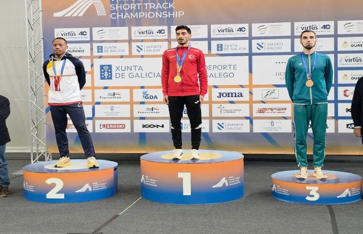 2026 Virtus World Short Track Championship yazılı pano önünde üç sporcu madalyalarıyla 1., 2. ve 3. basamakta dururken, birinci basamakta milli özel sporcu Mehmet Emin Eğilmez bulunuyor.