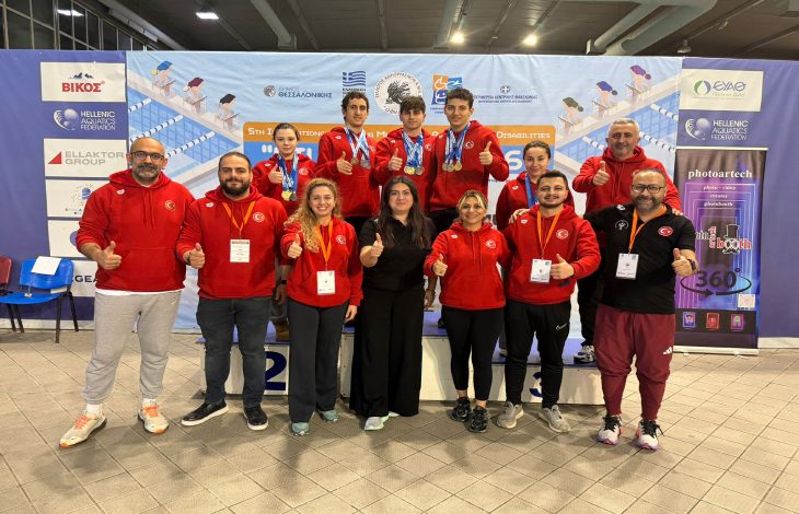 Özel Sporcular Para Yüzme Milli Takımımız ile teknik kadro kazanılan madalyalarla poz veriyor.