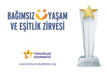Görselde “Bağımsız Yaşam ve Eşitlik Zirvesi” başlığı yer alıyor. Sağ tarafta üst kısmında altın yıldız bulunan bir ödül kupası illüstrasyonu bulunurken, alt bölümde Tomurcuk Kooperatifi logosu ve www.tomurcukyildizlar.org internet adresi yer alıyor. Görsel, özel gereksinimli bireylerin sosyal kabulünü destekleyen ödül programını tanıtıyor.
