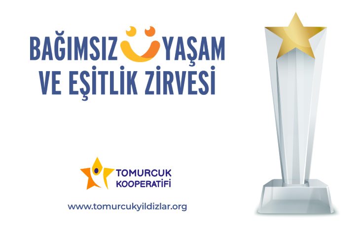Görselde “Bağımsız Yaşam ve Eşitlik Zirvesi” başlığı yer alıyor. Sağ tarafta üst kısmında altın yıldız bulunan bir ödül kupası illüstrasyonu bulunurken, alt bölümde Tomurcuk Kooperatifi logosu ve www.tomurcukyildizlar.org internet adresi yer alıyor. Görsel, özel gereksinimli bireylerin sosyal kabulünü destekleyen ödül programını tanıtıyor.