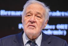 Görselde ünlü tarihçi Profesör Doktor İlber Ortaylı yer almaktadır .