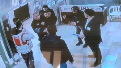 Okulun giriş kapısında kaydedilen kamera görüntüsünde erkek polis memuru kucağında engelli öğrenciyi taşıyor.