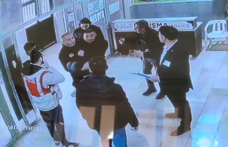 Okulun giriş kapısında kaydedilen kamera görüntüsünde erkek polis memuru kucağında engelli öğrenciyi taşıyor.