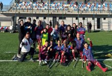 Trabzon Büyükşehir Belediyesi Ampute Futbol Kulübü oyuncuları ve teknik yeşil sahada seviniyor.