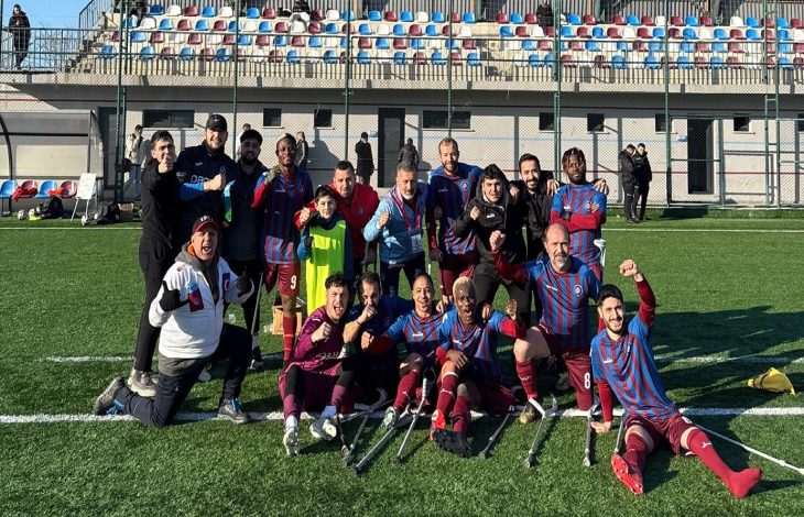 Trabzon Büyükşehir Belediyesi Ampute Futbol Kulübü oyuncuları ve teknik yeşil sahada seviniyor.