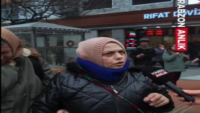 Bir sokakta çekilen görüntüde, başörtülü bir kadın mikrofon uzatılmış şekilde konuşurken görülüyor. Üzerinde mont ve atkı bulunan kadın ciddi bir ifadeyle konuşuyor. Arka planda insanlar, dükkânlar dikkat çekiyor; görüntü bir haber röportajına ait.