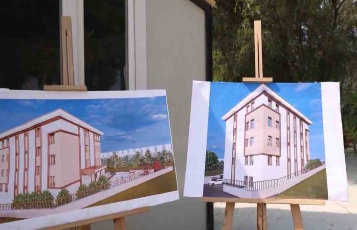 İnşa edilen Sosyal Hizmet Merkezi önünde iki fotoğrafta projenin mimari çizimi bulunuyor.