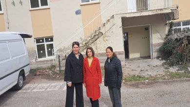 Yeni Hayat Engelsiz Yaşam Derneği yöneticisi üç kadın tahsis edilen binanın önünde bulunuyor.