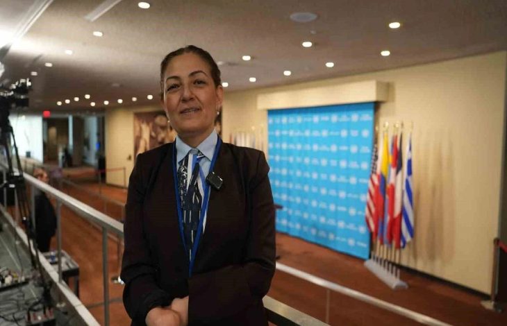 Milletvekili Fatma Öncü, toplantı salonunda ayakta durarak poz veriyor.