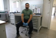 Ortez-protez teknikeri Mehmet Karakaş, çalıştığı kurumda ofis taburesinde oturarak poz veriyor.