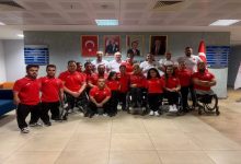 Avrupa Para Halter Şampiyonası'nda Türkiye'yi temsil edecek sporcular ve teknik kadro birlikte poz veriyor.