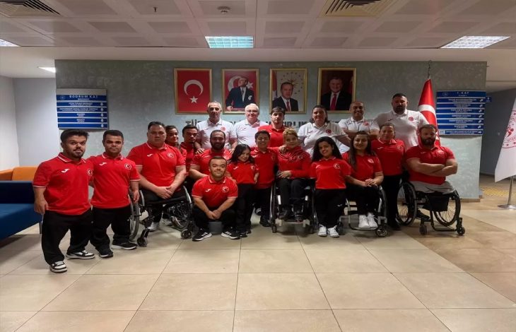 Avrupa Para Halter Şampiyonası'nda Türkiye'yi temsil edecek sporcular ve teknik kadro birlikte poz veriyor.