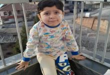 Yiğit Hamza Demir balkonda oturuyor.