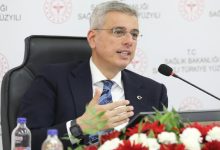 Görselde, Türkiye Cumhuriyeti Sağlık Bakanı Kemal Memişoğlu, bir etkinlikte konuşma yapıyor.