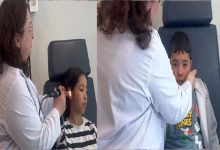 Yan yana getirilmiş iki kareden oluşan görselde, beyaz önlüklü bir sağlık çalışanının iki farklı çocuğu kulak muayenesinden geçirdiği anlar görülüyor. Sol tarafta ışıklı bir cihazla kulak içi kontrolü yapılırken, sağ tarafta çocuğun işitme cihazı veya implant bölgesi inceleniyor.