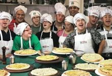 Beyaz mutfak önlükleri ve aşçı kepleri takmış, aralarında Down sendromlu bireylerin de bulunduğu kalabalık bir ekip bir arada poz veriyor. Grup üyelerinin oldukça mutlu, güler yüzlü ve enerjik oldukları görülüyor.