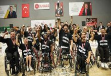 Beşiktaş Tekerlekli Sandalye Basketbol Takımı sporcuları kupayla sevinerek poz veriyor.