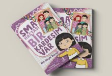 Ece Soyer Demir’in kaleme aldığı “SMA Hastası Bir Kardeşim Var” adlı çocuk kitabının kapağını gösteren bir görsel. Kapakta dört kişilik bir ailenin illüstrasyonu, DNA sarmalı figürleri ve sarı kazaklı küçük bir kız çocuğu karakteri yer alıyor. Tasarımda mor ve pembe tonları hakim.