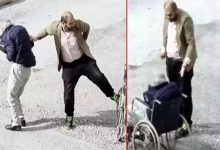 İki görselde, bir adamın tekerlekli sandalyedeki bir kişiyi zorla ayağa kaldırmaya çalıştığı ve sert bir şekilde müdahale ettiği bir an görülüyor.