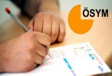 Bir kişi masada oturarak optik form üzerine kalemle işaretleme yapıyor. Görüntünün yanında “ÖSYM” logosu yer alıyor. Sahne, bir sınav anını ya da sınav hazırlığı sürecini yansıtıyor.