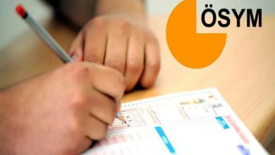 Bir kişi masada oturarak optik form üzerine kalemle işaretleme yapıyor. Görüntünün yanında “ÖSYM” logosu yer alıyor. Sahne, bir sınav anını ya da sınav hazırlığı sürecini yansıtıyor.