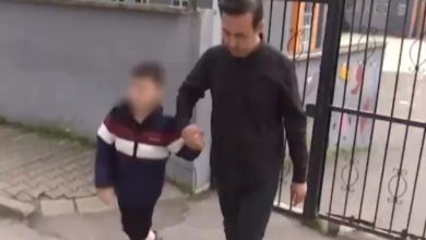 Serebral palsi tanısı bulunan öğrenci Yağız Selim’in elinden babası okul kapısı önünde tutuyor ve beraber yürüyorlar.