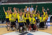 Fenerbahçe İstanbul Jet Tekerlekli Sandalye Basketbol Takımı oyuncuları EuroCup 1 Şampiyonluk kupasını kaldırıyor.