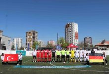 Türkiye Görme Engelliler Futbol Milli Takımı, Almanya Milli Takımı ve hakemler seremonide bulunuyor.