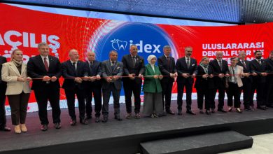 IDEX İstanbul Uluslararası Dental Fuar ve Konferansı açılış kurdelesi katılımcılar tarafından sahnede kesiliyor.