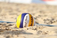 Kum üstünde bulunan plaj voleybolu topu.
