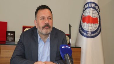 Memur-Sen Engelliler Komisyonu Başkanı Ahmet Dönmez, makamında İLKHA mikrofonuna konuşma yapıyor.