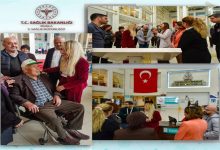 Görsel, Muğla İl Sağlık Müdürlüğü tarafından gerçekleştirilen bir hastane ziyaretini gösteren üç farklı kareden oluşuyor. Soldaki büyük karede, tekerlekli sandalyede oturan yaşlı bir hasta ile sağlık yöneticileri arasında samimi bir iletişim anı görülüyor. Sağlık Müdürü olduğu anlaşılan kişi hastayla yakından ilgileniyor. Sağdaki iki küçük karede ise hastane içinde bir grup sağlık çalışanı ve yöneticinin bilgilendirme veya inceleme toplantısı yaptığı görülüyor. Türkiye bayrağı ve hastanenin tabelası arka planda yer alıyor. Genel olarak görsel, sağlık hizmetlerinde erişilebilirliği artırmaya yönelik bir inceleme veya bilgilendirme ziyaretini yansıtıyor.