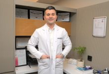 Görselde, Özel Sağlık Hastanesi Fizik Tedavi ve Rehabilitasyon Uzmanı Dr. Arman Öztürk ayakta duruyor ve elleri üniformasının cebinde.