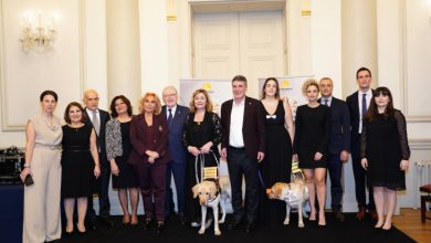 Rehber Köpekler Derneği yönetimi İlkbahar Resepsiyonunda toplu halde poz veriyor.