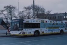 Görselde, şehir içinde seyir halinde ya da durakta bekleyen, farkındalık mesajları ve renkli görsellerle kaplanmış bir belediye otobüsü yer alıyor. Otobüsün dış yüzeyindeki özel tasarım, toplumsal farkındalık ve sanat temalı bir projeyi yansıtıyor.