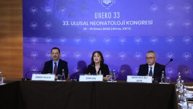 Bir kongre salonunda, üç konuşmacı panel masasında yan yana oturuyor. Arkadaki büyük ekranda "33. Ulusal Neonatoloji Kongresi" yazısı yer alırken, ortam akademik ve resmi bir toplantı atmosferi taşıyor.