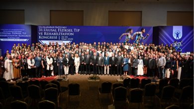 Geniş bir kongre salonunda yüzlerce kişinin sahnede bir araya geldiği toplu fotoğraf çekimi görülüyor. Arkada “31. Ulusal Fiziksel Tıp ve Rehabilitasyon Kongresi” yazılı büyük bir afiş yer alıyor. Katılımcılar resmi kıyafetleriyle yan yana dizilmiş, etkinliğin sonunda çekilen kalabalık ve kurumsal bir hatıra karesi yansıtılıyor.