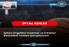 Basketbol sahası arka planı üzerinde hazırlanan bir duyuruda, ortada kırmızı bir şerit içinde “İPTAL EDİLDİ” ifadesi yer alıyor. Altında “İşitme Engelliler Kadınlar ve Erkekler Basketbol Türkiye Şampiyonası” yazısı bulunuyor. Görselde ayrıca federasyon logoları ve bir basketbol topu detayı yer alıyor. Genel olarak, bir spor organizasyonunun iptal edildiğini duyuran resmi bir afiş niteliğinde.