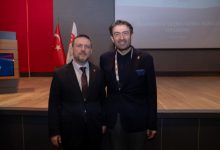 Türkiye Milli Olimpiyat Komitesi Başkanı Veli Ozan Çakır ile Türkiye Milli Paralimpik Komitesi Başkanı Dr. Av. Murat Aksu seçim salonunda yan yana poz veriyor.